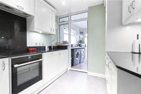 3 Colvin Gardens, Waltham Cross, EN8 8QZ