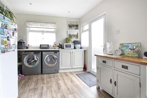 3 Colvin Gardens, Waltham Cross, EN8 8QZ