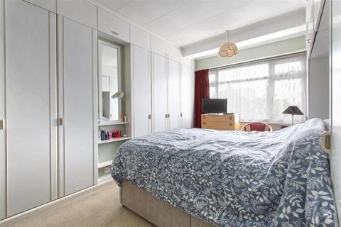 3 Colvin Gardens, Waltham Cross, EN8 8QZ