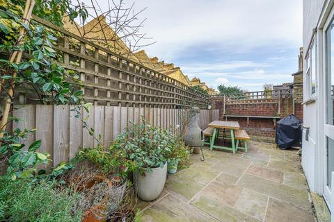 30a Raeburn Street, London, SW2 5QU