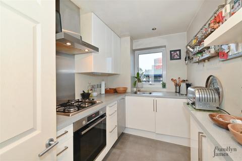 2 bedroom apartment for sale, Galleons View, Stewart Street, London, E14