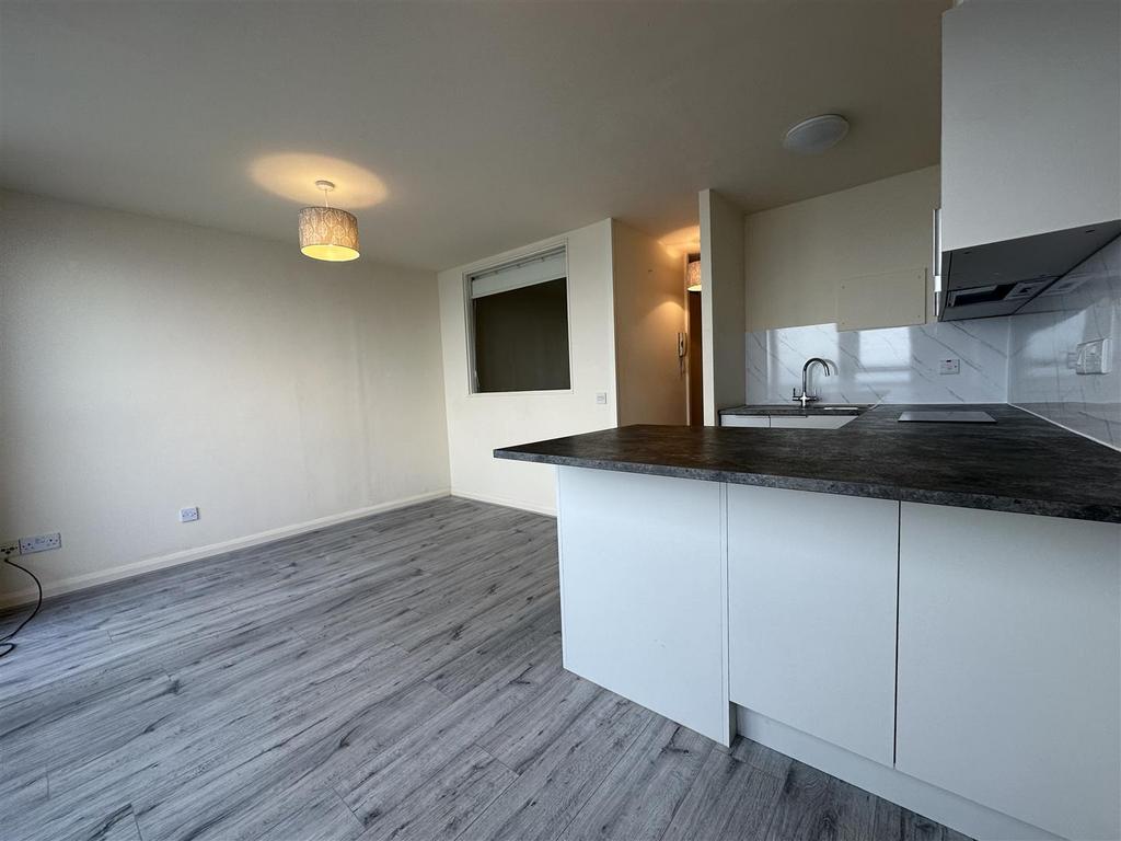 Breakwater Crt Lounge kitchen b.jpeg