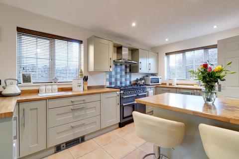 4 bedroom detached house for sale - Tanglewood Way, Chalford