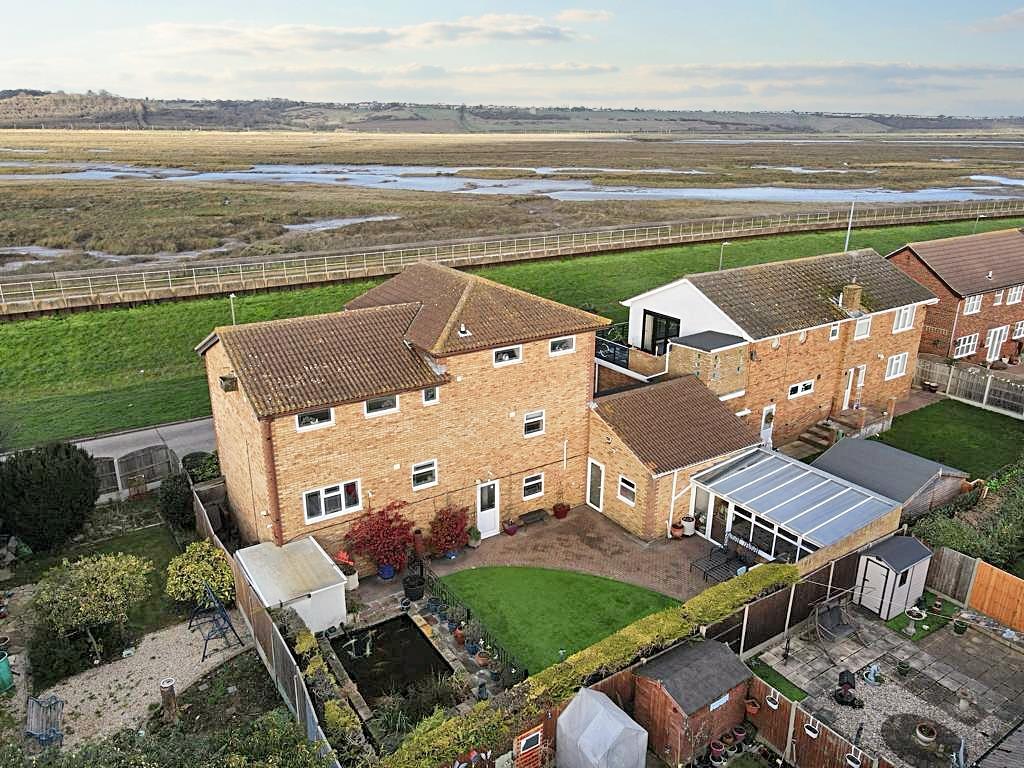 Kellington Road, Canvey Island SS8 3 bed detached house for sale £595,000