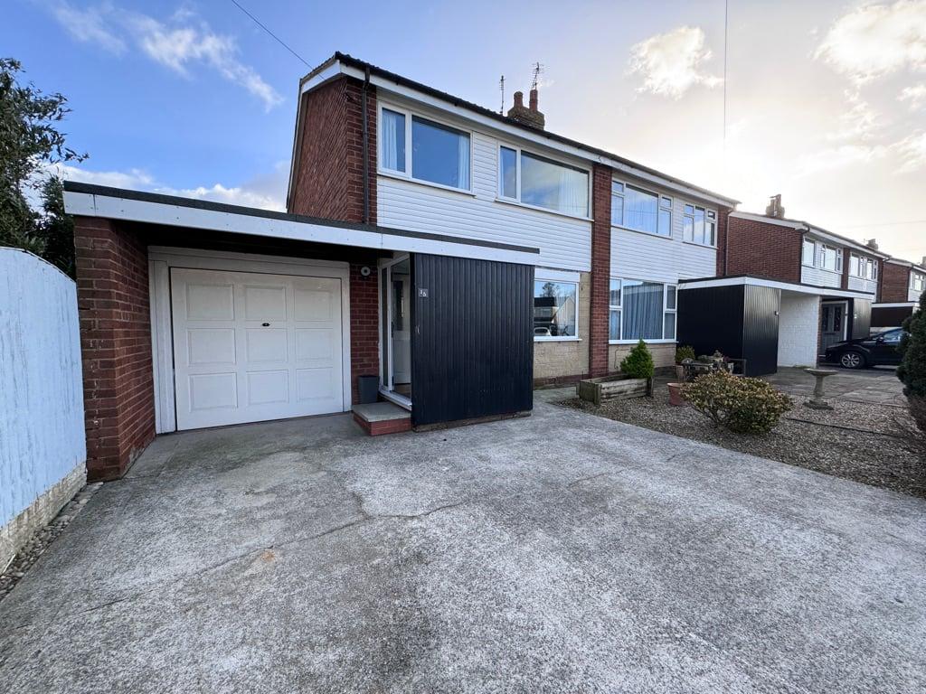 Grant Drive, Walmer Bridge, Preston, PR4 3 bed semidetached house for