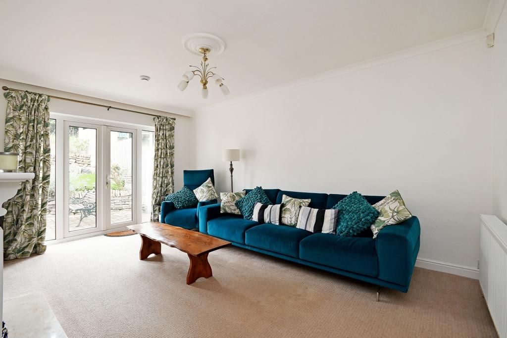 Oakhill Road, Dronfield, Derbyshire, S18 2EL 3 bed detached bungalow