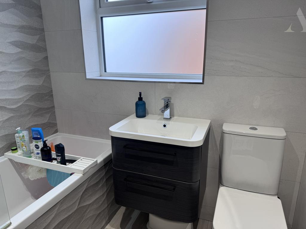 81 Arlescote Road Bathroom