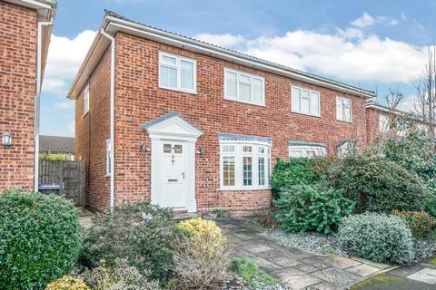 8 Farm Close, Byfleet, West Byfleet, KT14 7PT