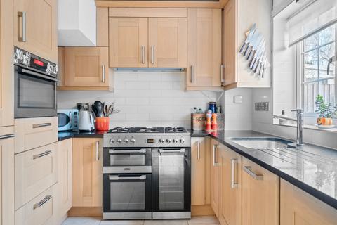 8 Farm Close, Byfleet, West Byfleet, KT14 7PT