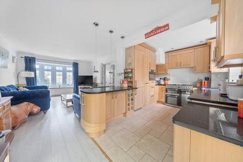 8 Farm Close, Byfleet, West Byfleet, KT14 7PT