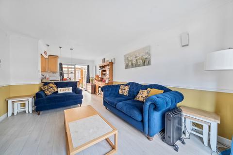 8 Farm Close, Byfleet, West Byfleet, KT14 7PT
