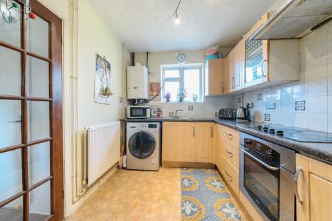 38 Roundhill Way, Guildford, GU2 8HP
