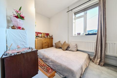 38 Roundhill Way, Guildford, GU2 8HP