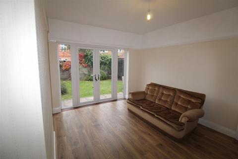 3 bedroom semi-detached house to rent, Boundary Road, Newark, NG24