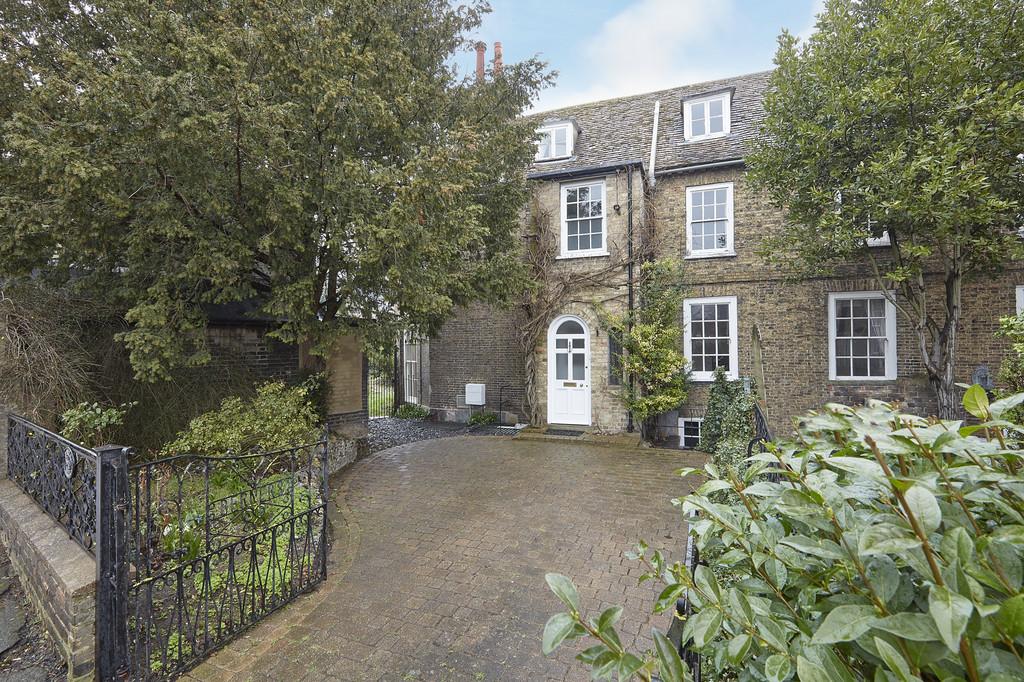 Mill Hill, Newmarket CB8 4 bed semidetached house £500,000