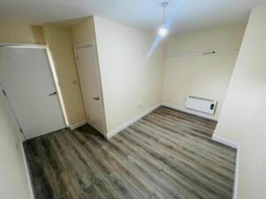 Flat 16, Ednam Court, 1 Ednam Road... 1 bed flat £650 pcm (£150 pw)