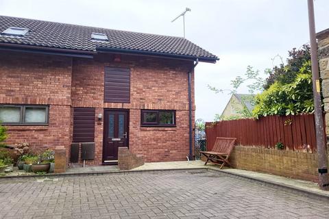 3 bedroom end of terrace house for sale, St. James Court, Gateshead