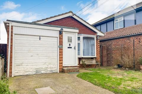 1 bedroom bungalow for sale - May Avenue, Canvey Island