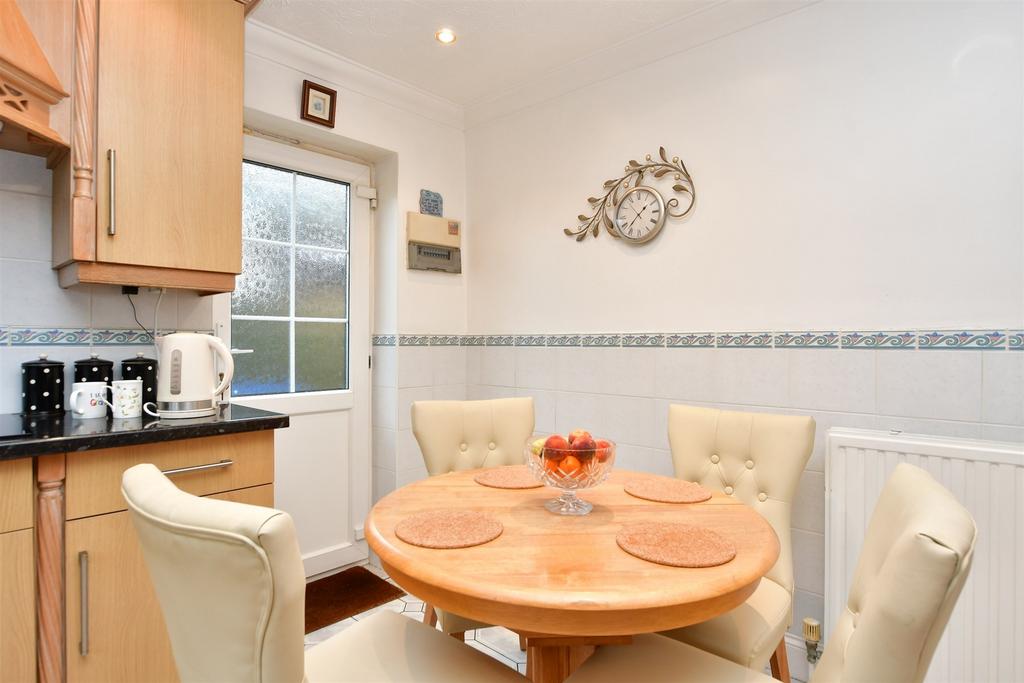 Gore Court Road, Sittingbourne, Kent 3 bed detached house for sale £