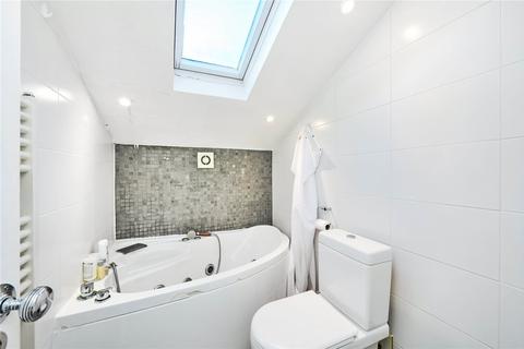 3 bedroom flat for sale, Munster Road, London, SW6