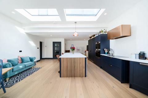 151 Latchmere Lane, Kingston Upon Thames, KT2 5NX