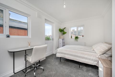 2 bedroom flat for sale, Nutcroft Road, Peckham, SE15