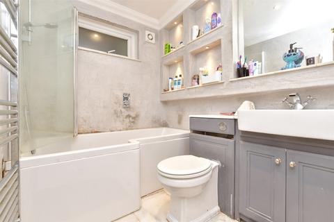 27 Waterfields, Leatherhead, KT22 7XB