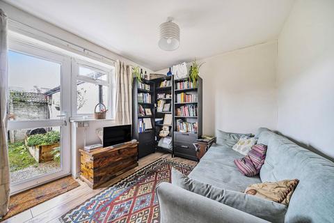 2 bedroom flat for sale - Villiers Close, Leyton, London, E10