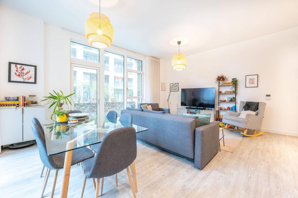 Chamberlain Court, Upton Park, LONDON, E13 3 bed flat for sale - £550,000