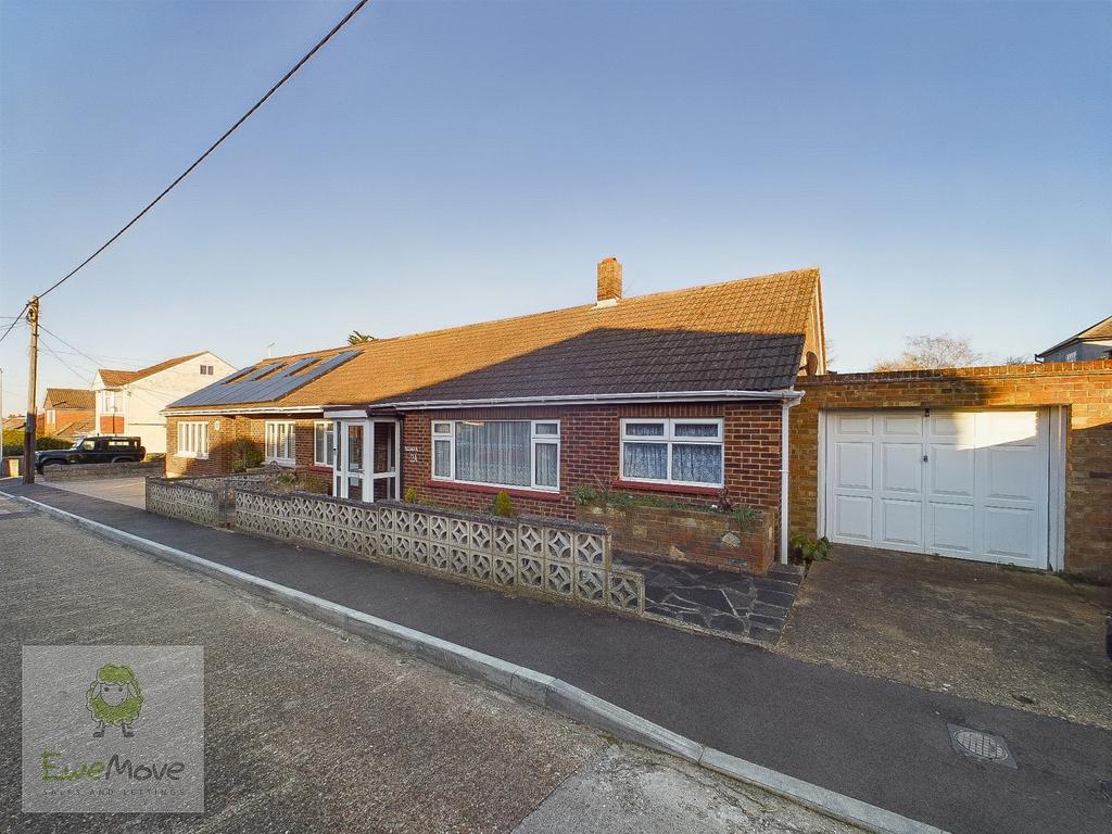 Lynors Avenue, Strood, Rochester... 2 bed semidetached bungalow for