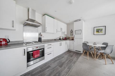 2 bedroom flat for sale, Station View, Guildford, Surrey, GU1