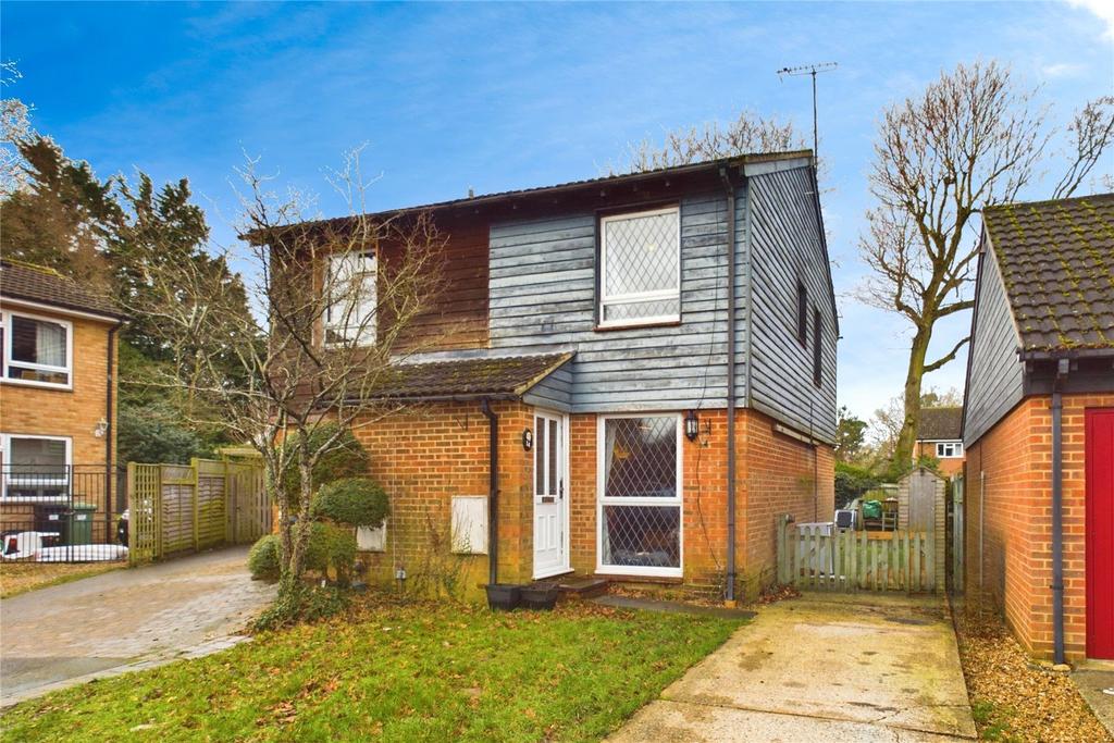 Weyhill Close, Tadley, Hampshire, RG26 2 bed semidetached house for