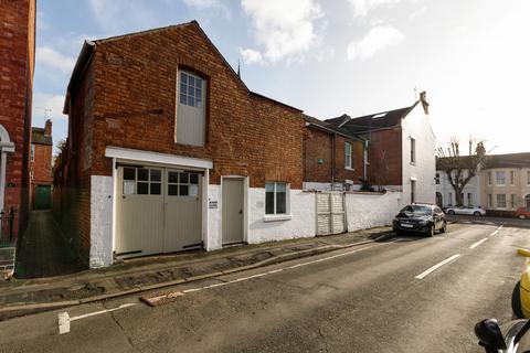 6 bedroom end of terrace house for sale - Leicester Street, Leamington Spa, CV32 4TF