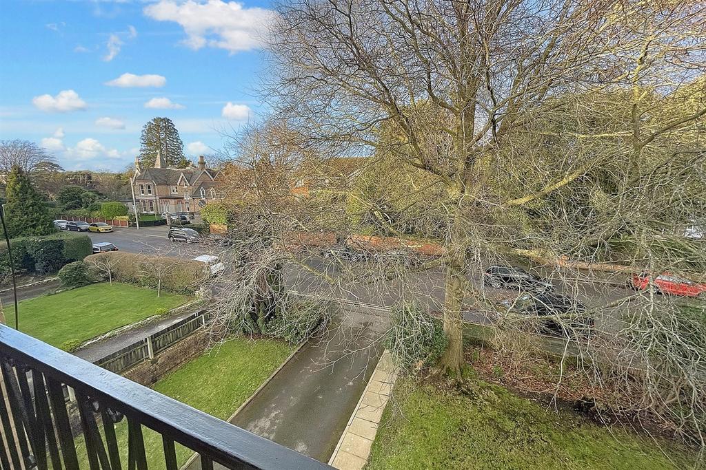 Dean Park 2 bed flat for sale £240,000
