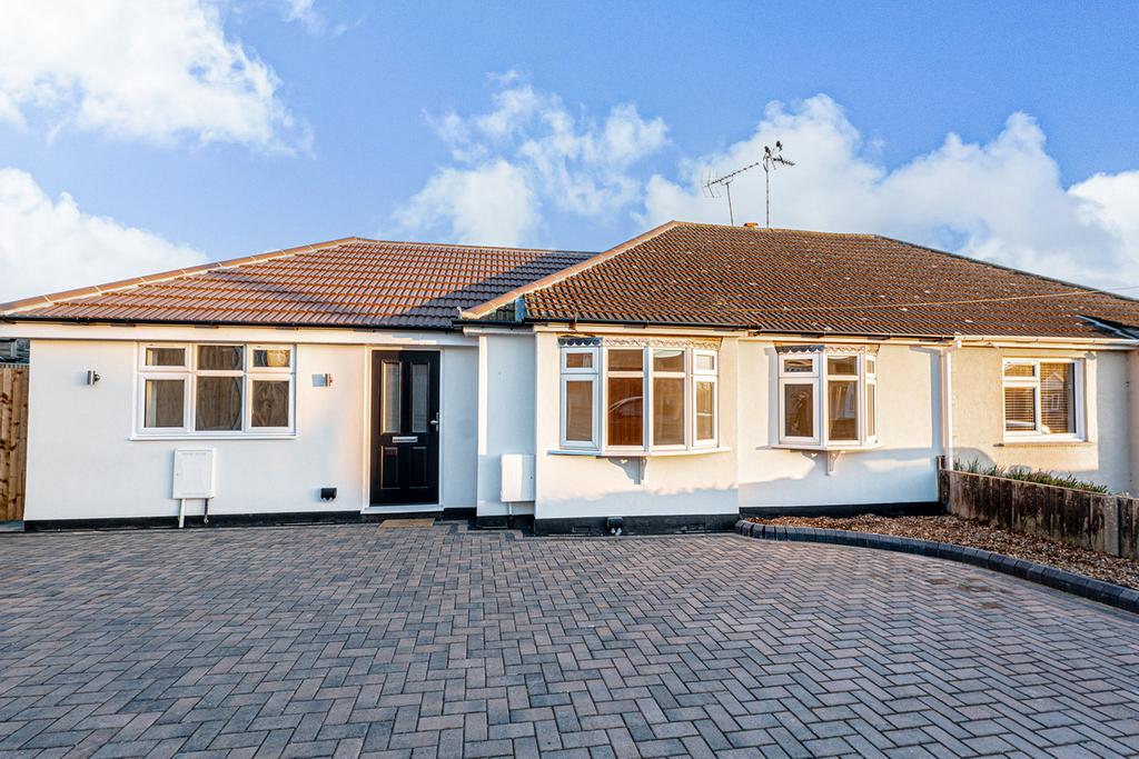 Constitution Hill, Benfleet, SS7 3 bed semidetached bungalow for sale