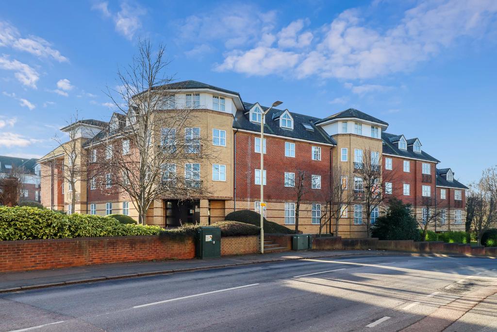 Dexter Close, St. Albans AL1 2 bed apartment for sale £325,000