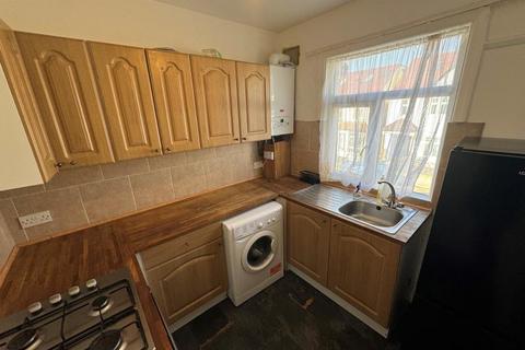 2 bedroom flat to rent, Lyndhurst Road, Wood Green, N22