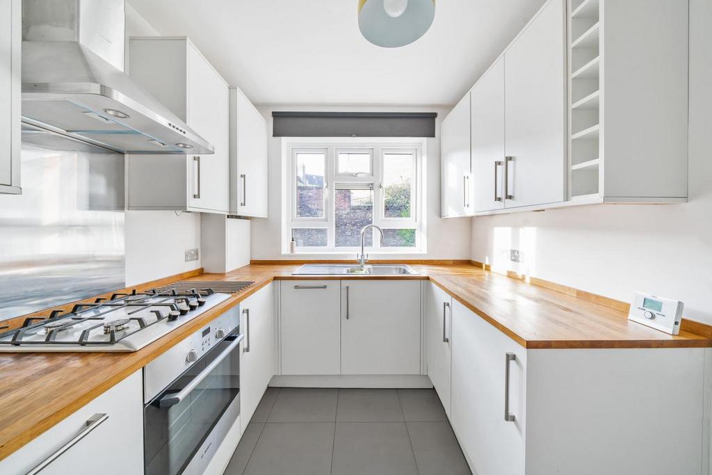 Rita Road, Vauxhall 2 bed flat £475,000
