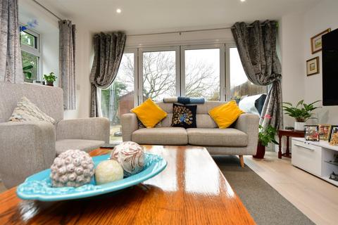 22 Mount Field, Queenborough, ME11 5DB