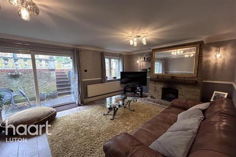 4 bedroom detached house to rent, Hart Hill Drive, Luton