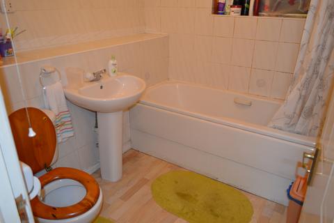 1 bedroom flat to rent, Churchill Court , Ilford, Essex, IG1