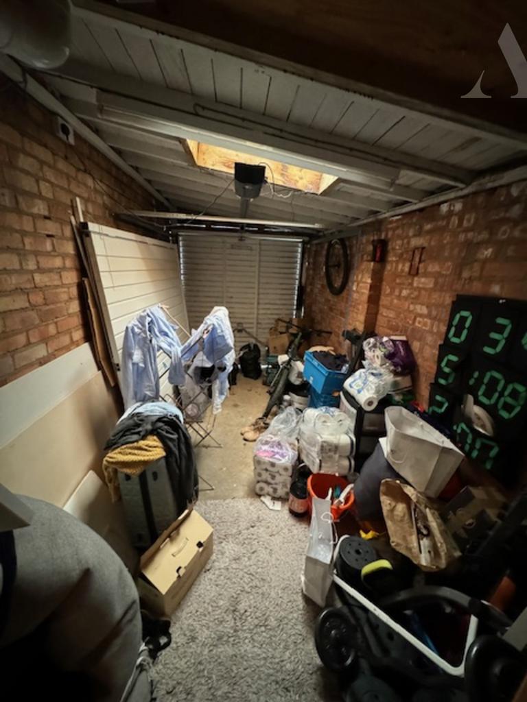 129 Barrows Lane garage