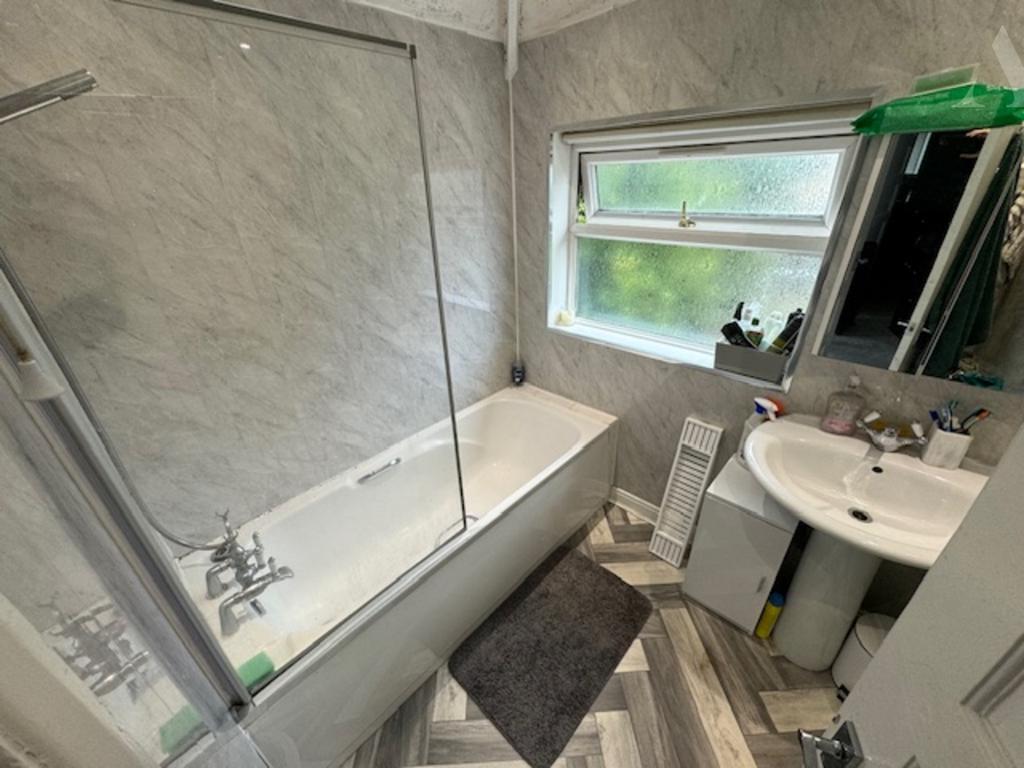 129 Barrows Lane bathroom