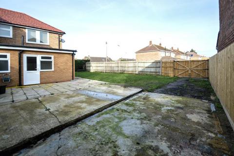 2 bedroom semi-detached house to rent, Smiths Lane, Windsor