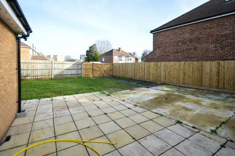 2 bedroom semi-detached house to rent, Smiths Lane, Windsor