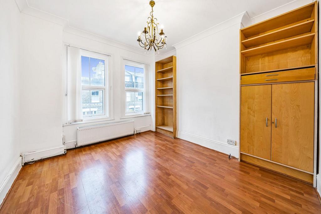 Robertson Street, Battersea 2 bed flat for sale £515,000