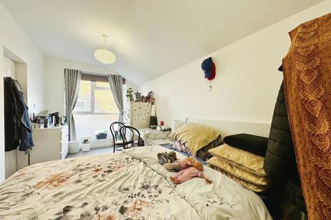18 Maple Close, London, SW4 8LL