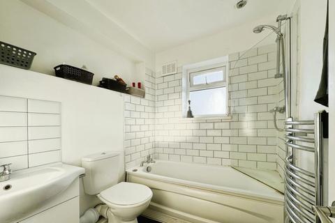 18 Maple Close, London, SW4 8LL