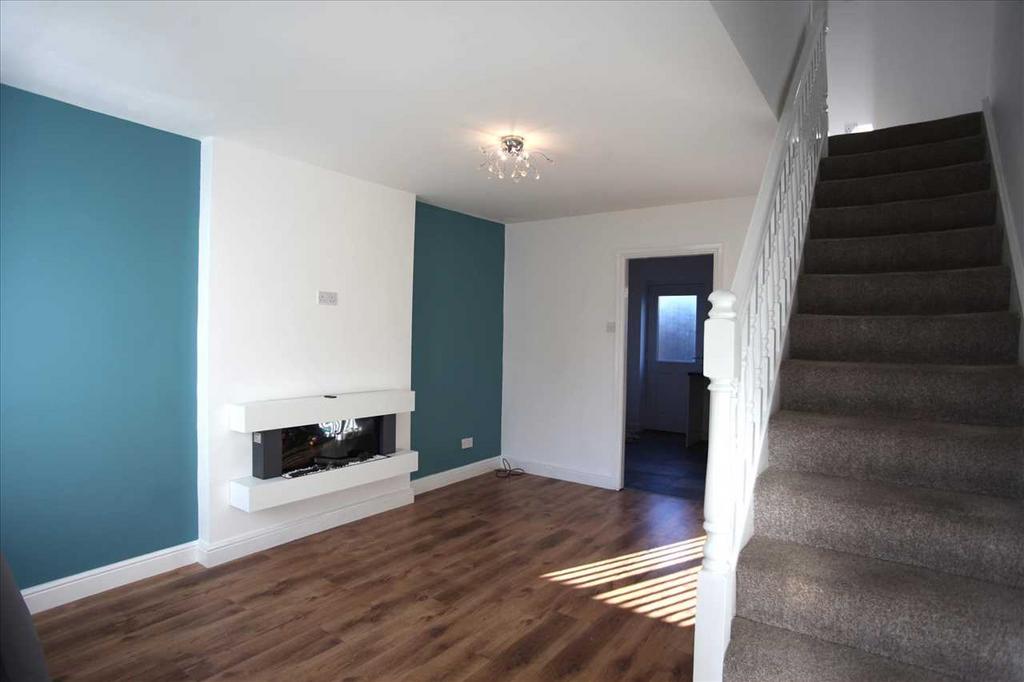 Elham Close, Stoneclough, Radcliffe 3 bed semidetached house £1,150