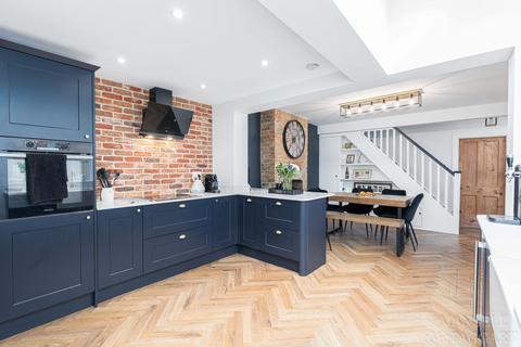 12 Godstone Road, Lingfield, RH7 6BW